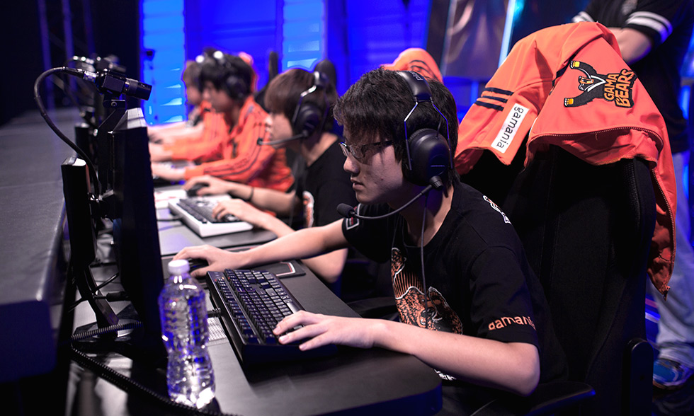 Uzi卷入德州扑克假赛风波！LPL解说公开质疑引发电竞圈震动，RNG俱乐部紧急回应